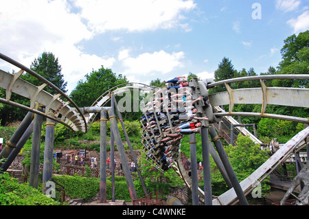 "Nemesis" Achterbahnfahrt im Freizeitpark Alton Towers, Alton, Staffordshire, England, Vereinigtes Königreich Stockfoto