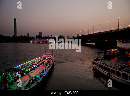 Nil Fluss und Brücke in Kairo Ägypten Stockfoto