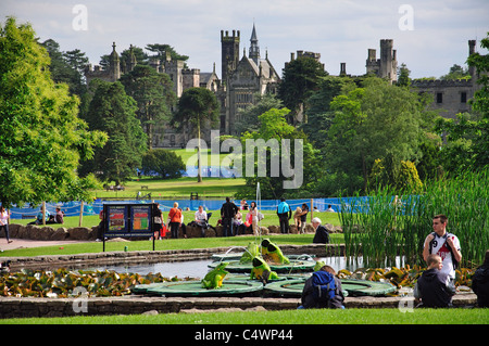 Blick auf die Türme Haus vom Eingang, Alton Towers Themenpark Alton, Staffordshire, England, Vereinigtes Königreich Stockfoto