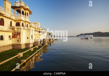 Bagore-Ki-Haveli und Lake Palace Hotel am Lake Pichola, Udaipur, Rajasthan, Indien Stockfoto