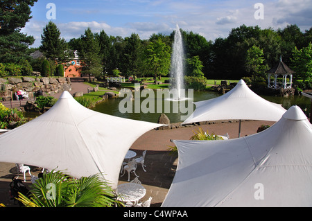Gartenterrasse bei Alton Towers Hotel Alton Towers Themenpark Alton, Staffordshire, England, Vereinigtes Königreich Stockfoto