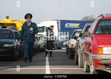 Schlange von Autos warten an der polnisch-ukrainischen Grenze Stockfoto