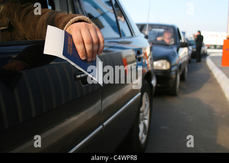 Schlange von Autos warten an der polnisch-ukrainischen Grenze Stockfoto