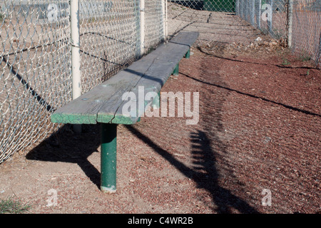 Alten verwitterten Baseball Bänke. Stockfoto