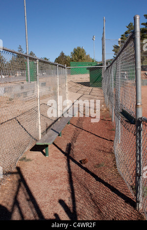 Alten verwitterten Baseball Bänke. Stockfoto