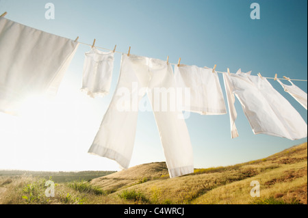 USA, California, Ladera Ranch, Wäsche aufhängen auf der Wäscheleine gegen blauen Himmel Stockfoto