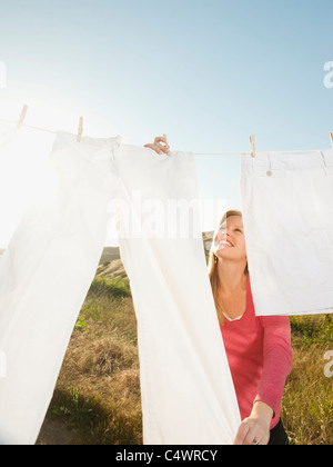 USA, California, Ladera Ranch, Frau Aufhängen von Wäsche auf der Wäscheleine Stockfoto
