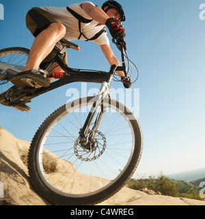 USA, California, Laguna Beach, Nahaufnahme von Mountainbiker bergab Stockfoto