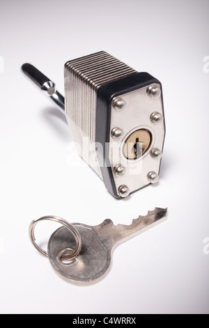 Close-up Studioaufnahme des silbernen Schloss und Schlüssel Stockfoto