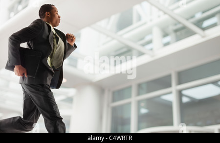 USA, Utah, Salt Lake City, Jungunternehmer im Bürogebäude Stockfoto