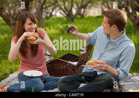 USA, Utah, Provo, junges Paar mit Picknick im Obstgarten Stockfoto