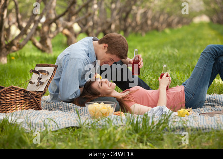 USA, Utah, Provo, junges Paar mit Picknick im Obstgarten Stockfoto
