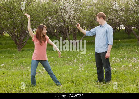 USA, Utah, Provo, junger Mann fotografiert junge Frau im Obstgarten Stockfoto