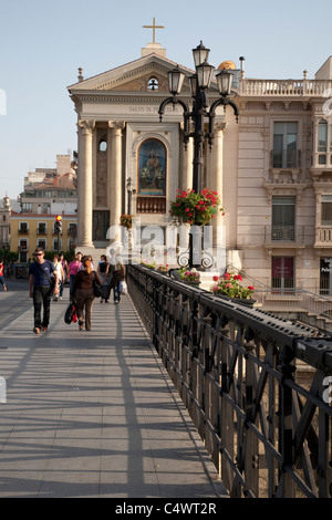 Puente Viejo - alte Brücke in Murcia mit dem Nuestra Señora de Los Peligros Kirche im Hintergrund, Spanien Stockfoto