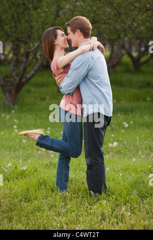 USA, Utah, Provo, junges Paar umarmt im Obstgarten Stockfoto