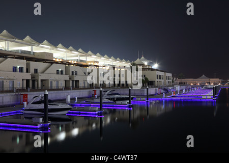 Yas Marina in der Nacht. Abu Dhabi, Vereinigte Arabische Emirate Stockfoto