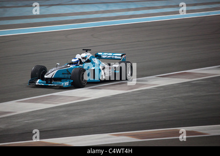 Rennwagen auf Yas Marina Formel 1-Rennstrecke in Abu Dhabi Stockfoto