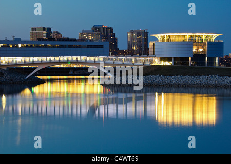 USA, Wisconsin, Milwaukee, Skyline der Stadt über Lake Michigan Stockfoto