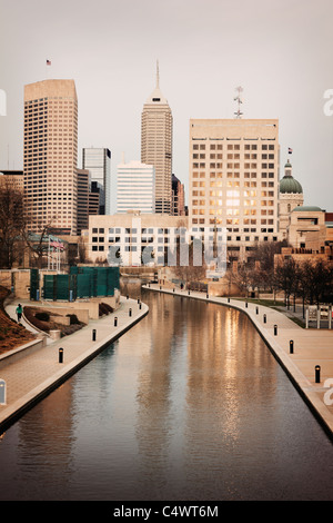 USA, Indiana, Indianapolis, Skyline mit Fluss Stockfoto