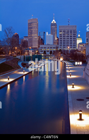 USA, Indiana, Indianapolis, Skyline mit Fluss Stockfoto