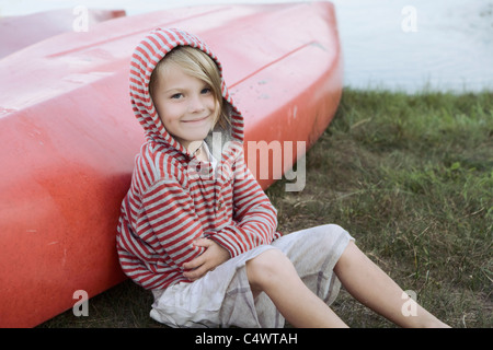 USA, Michigan, Charlevoix, Porträt eines jungen (4-5) sitzen mit dem Kanu Stockfoto