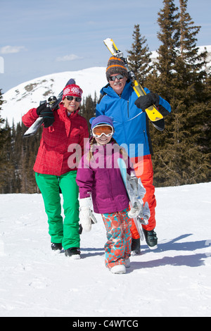 USA, Colorado, Telluride, Großeltern mit Mädchen (10-11) posiert im Skiurlaub Stockfoto