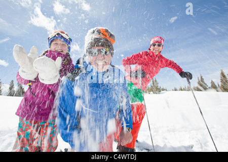 USA, Colorado, Telluride, Großeltern mit Mädchen (10-11) werfen Schneebälle auf Kamera Stockfoto