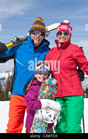 USA, Colorado, Telluride, Großeltern mit Mädchen (10-11) posiert im Skiurlaub Stockfoto