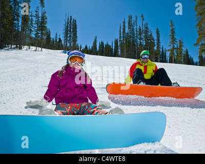 USA, Colorado, Telluride, Vater und Tochter (10-11) posiert mit Snowboards in Winterlandschaft Stockfoto