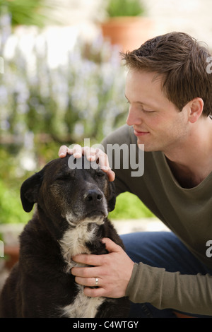 USA, California, Los Angeles Mann streicheln Hund Stockfoto