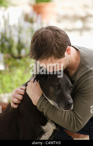 USA, California, Los Angeles Mann umarmt Hund Stockfoto