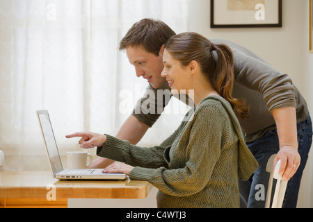 USA, California, Los Angeles, paar mit Laptop zu Hause Stockfoto