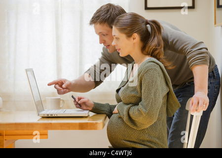 USA, California, Los Angeles, paar mit Laptop zu Hause Stockfoto