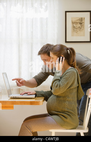 USA, California, Los Angeles, paar mit Laptop zu Hause Stockfoto