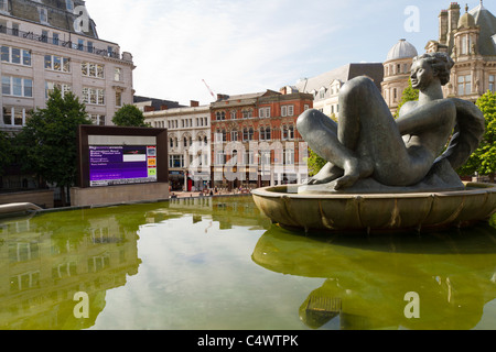 Die Flittchens in der Whirlpool-Statue im Victoria Quadrat Birmingham UK Stockfoto