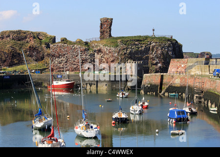 Dunbar Burgruinen und den Victoria Harbour, Dunbar, East Lothian, Schottland. Stockfoto