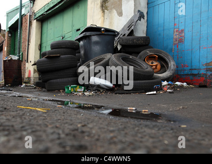 Alte Reifen außerhalb Gewerbeeinheiten in Nottingham, England, Vereinigtes Königreich Stockfoto