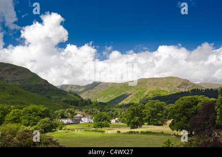 Ansicht von Patterdale, Cumbria, im englischen Lake District, das Gisedale-Tal in Richtung Lakelandpoeten nachschlagen Stockfoto