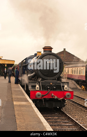 Ex-Great Western Railways 4-6-0 Nr. 6023 König Edward II auf der Mitte Norfolk Railway in Dereham. Stockfoto
