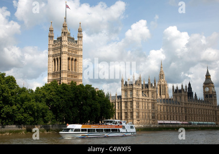 Fluss Themse-Kreuzfahrt-Schiff übergibt Houses of Parliament, London Stockfoto