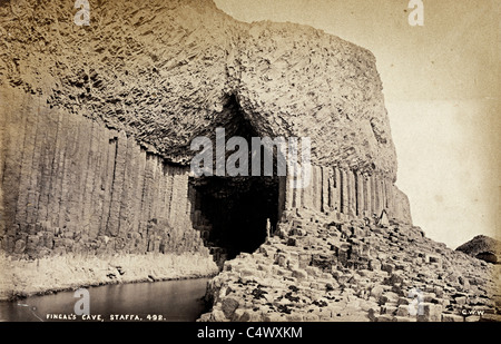 Historische Fotografie von George Washington Wilson von Fingal Cave Staffa 1890and Fotograf Zelt im Hintergrund Stockfoto
