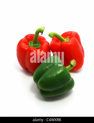 zwei rote und eine grüne Paprika, isoliert auf weiss Stockfoto
