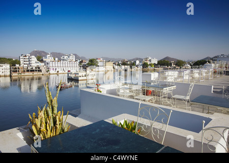 Ansicht von Hanuman Ghat von Rooftop Restaurant Jagat Niwas Palasthotel, Udaipur, Rajasthan, Indien Stockfoto