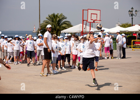 Schule Kinder sport am Aristotelous Square - Plateia Aristotelous - in Thessaloniki, Griechenland Stockfoto