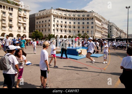 Schule Kinder sport am Aristotelous Square - Plateia Aristotelous - in Thessaloniki, Griechenland Stockfoto