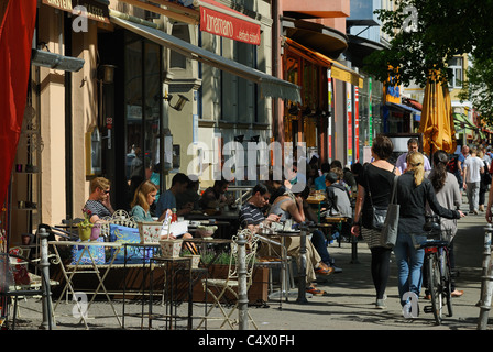 Straßencafés, Restaurants, Geschäfte und Fußgänger auf der Bergmannstraße, der beliebte Einkaufsstraße in Berlin-Kreuzberg, Berlin, de Stockfoto