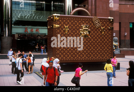 Übergroße Louis Vuitton Koffer Ngee Ann City Shopping Mall Singapur Stockfoto