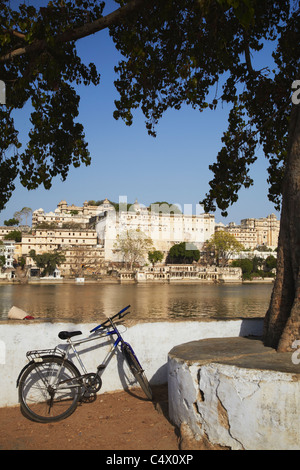 Ansicht des Stadtschlosses von Hanuman Ghat, Udaipur, Rajasthan, Indien Stockfoto