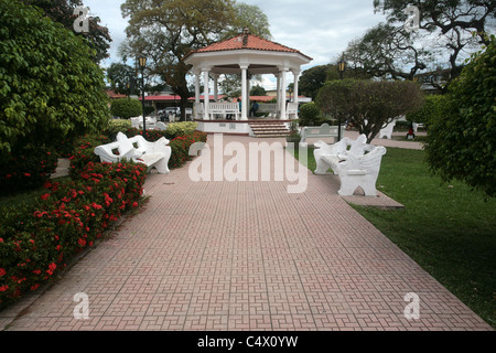 Blick auf den Pavillon von der Central Plaza in Penonomé City, Provinz Coclé, Panamá. Stockfoto