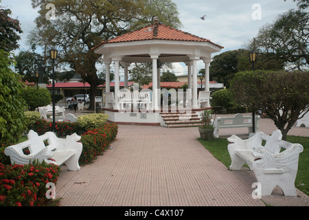 Blick auf den Pavillon von der Central Plaza in Penonomé City, Provinz Coclé, Panamá. Stockfoto